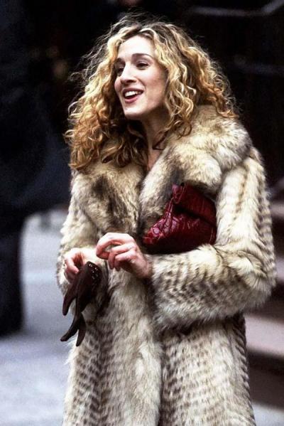  Сара Джессика Паркер, пальто из обесцвеченного енота в росшив, сериал 'Секс в большом городе'(1998),